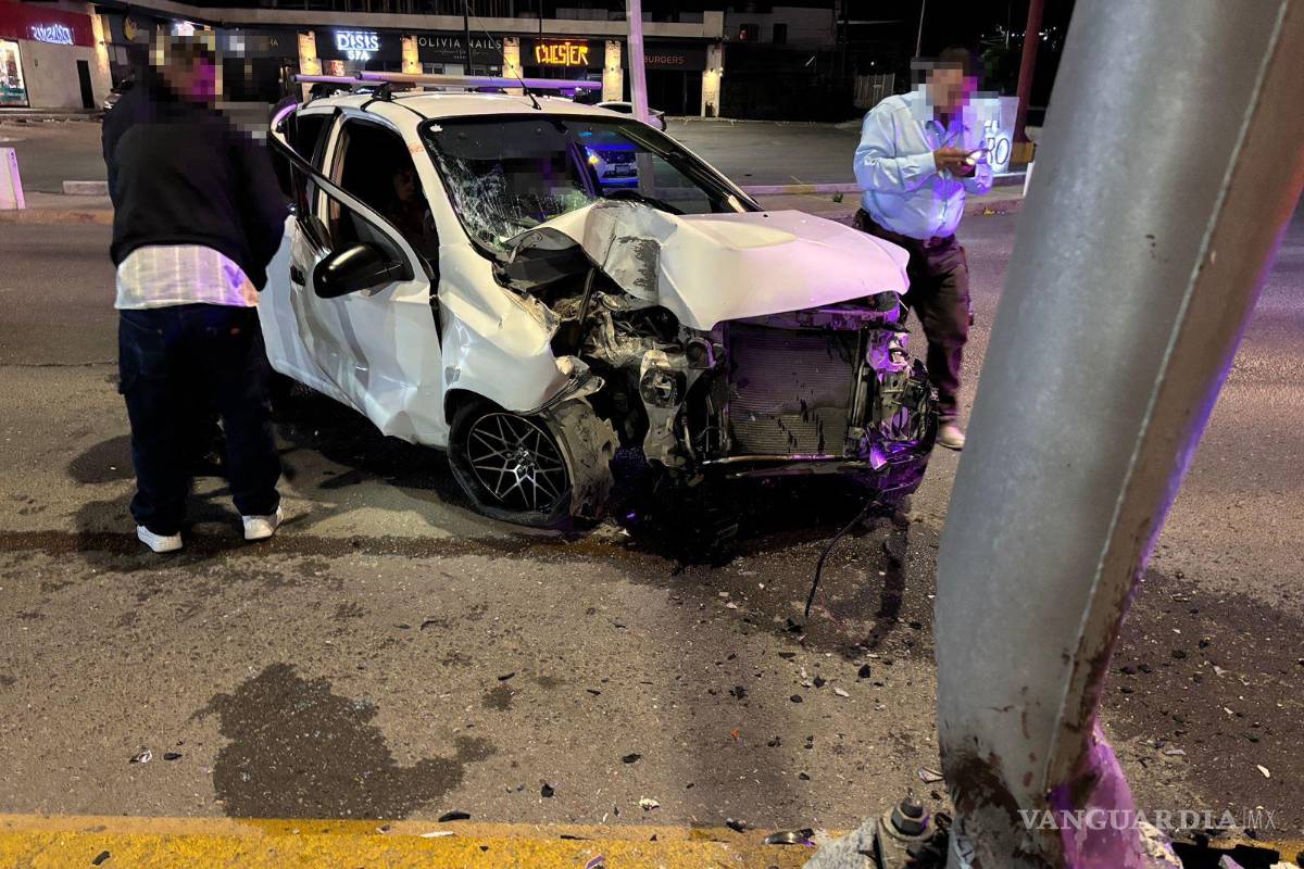 Acelerado joven se impacta contra luminaria en Saltillo; iba ebrio