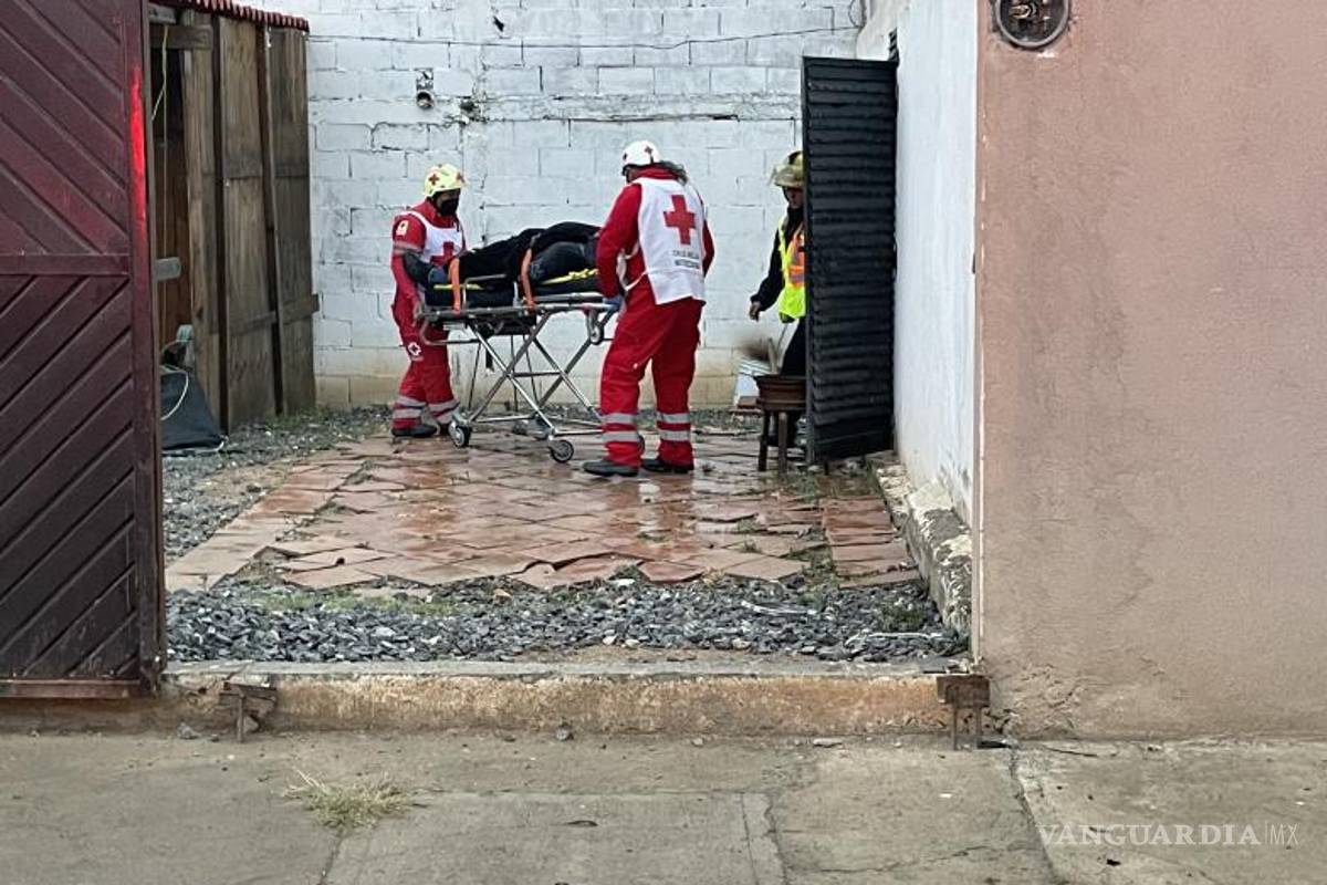 $!El trabajador fue descendido con una camilla tipo canastilla desde una altura aproximada de seis metros.