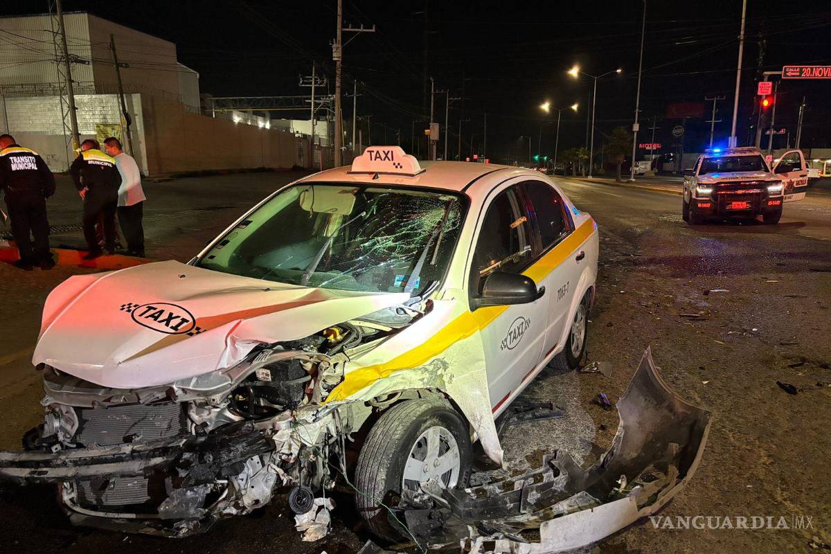 $!Elementos de Tránsito Municipal abanderaron la zona tras el accidente.