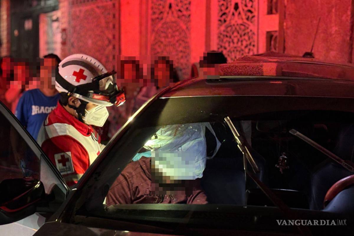 $!El conductor gravemente herido fue atendido por paramédicos de la Cruz Roja.