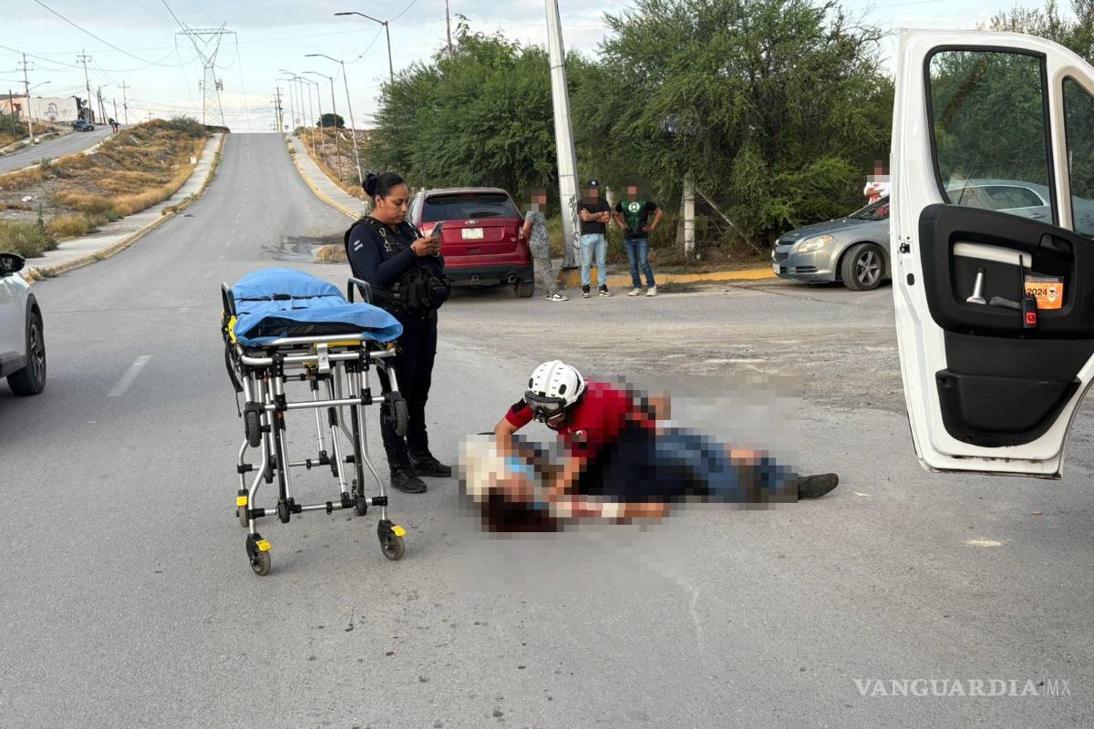 $!Paramédicos trasladaron a la joven lesionada al IMSS, donde fue reportada como delicada.