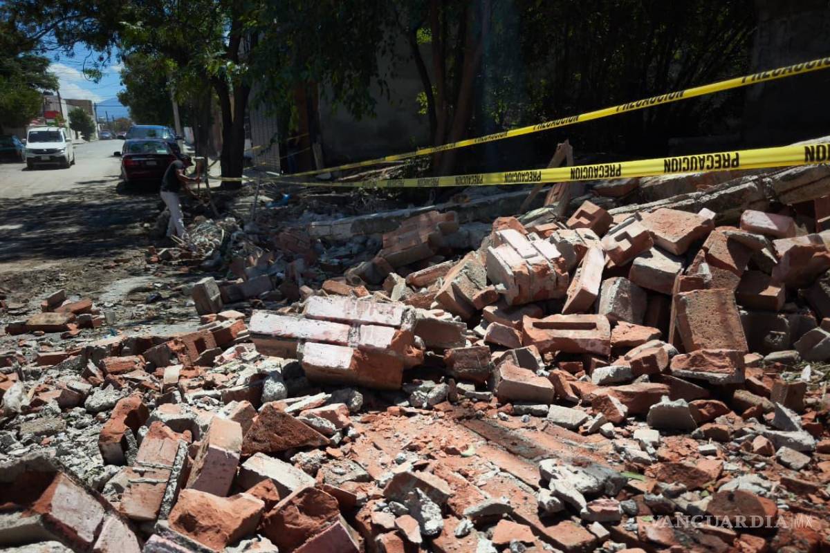 Saltillo: bolsas, sillas y hasta colchones causan socavón y caída de una barda tras lluvias (VIDEO)