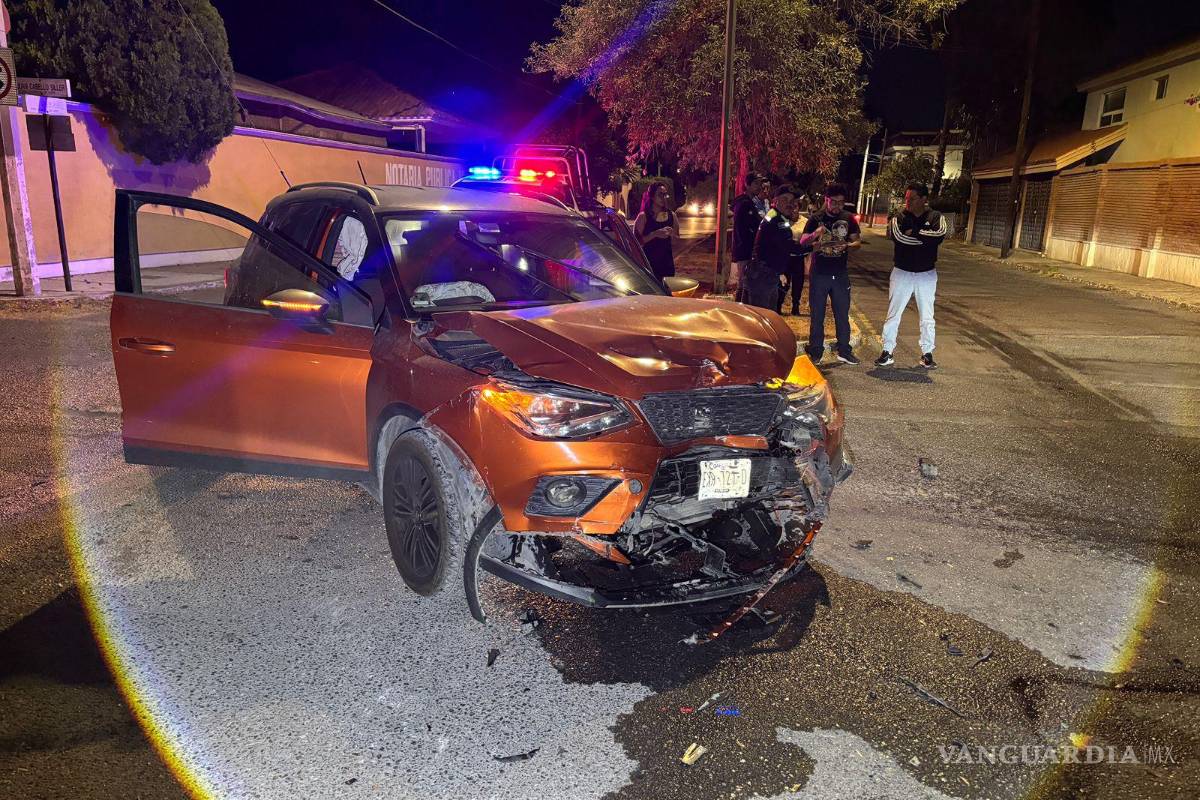 No respeta el alto y provoca aparatoso accidente, en Saltillo