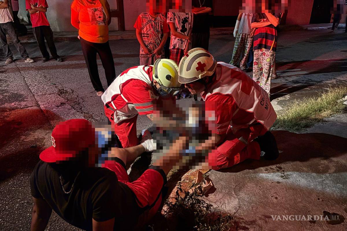 Ignora alto, derriba a motociclista y se da a la fuga en Saltillo; joven resulta con fractura expuesta (video)