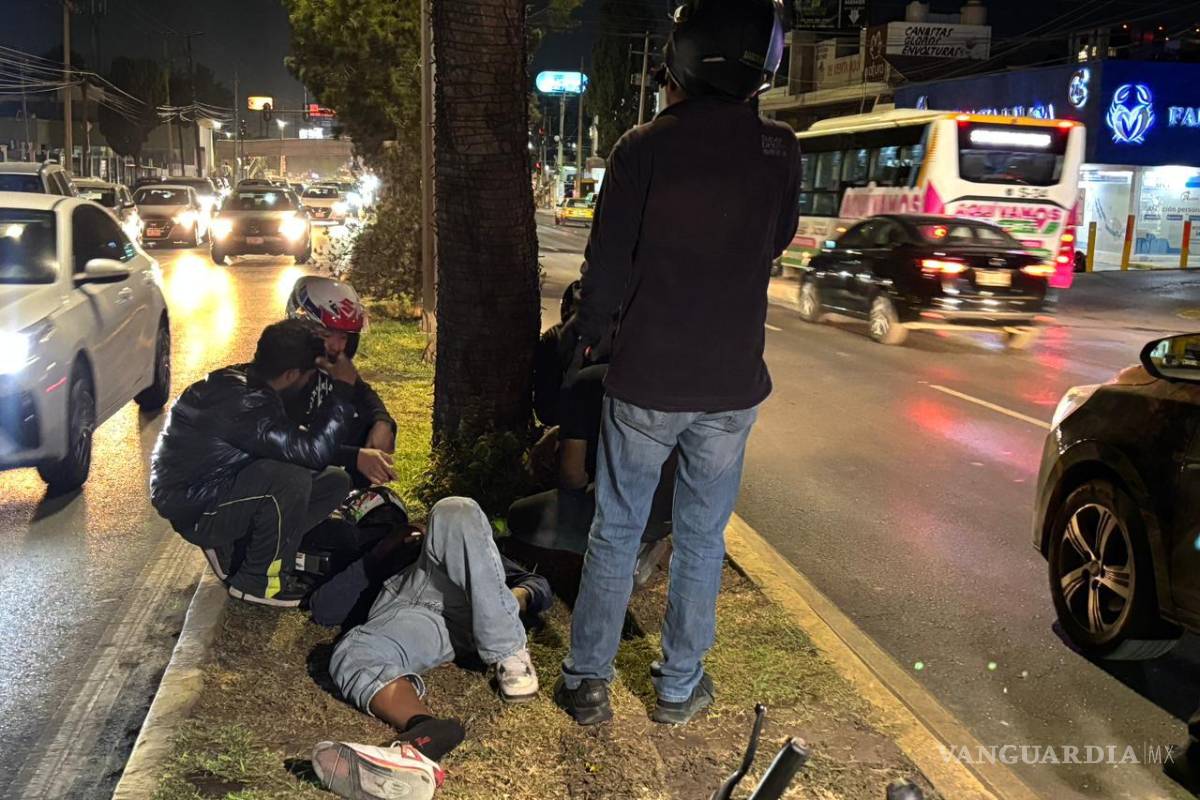 Conductora invade carril a motociclista y lo derriba, al norte de Saltillo