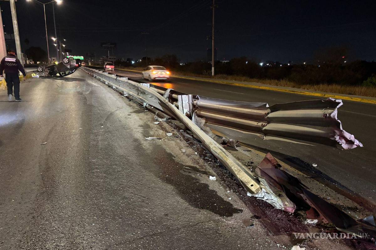 $!La barrera metálica presentó daños tras el impacto de la unidad.