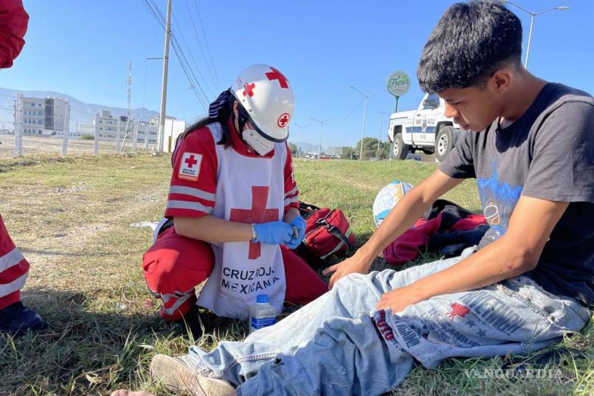 $!Paramédicos de la Cruz Roja atendieron al joven motociclista en el lugar.