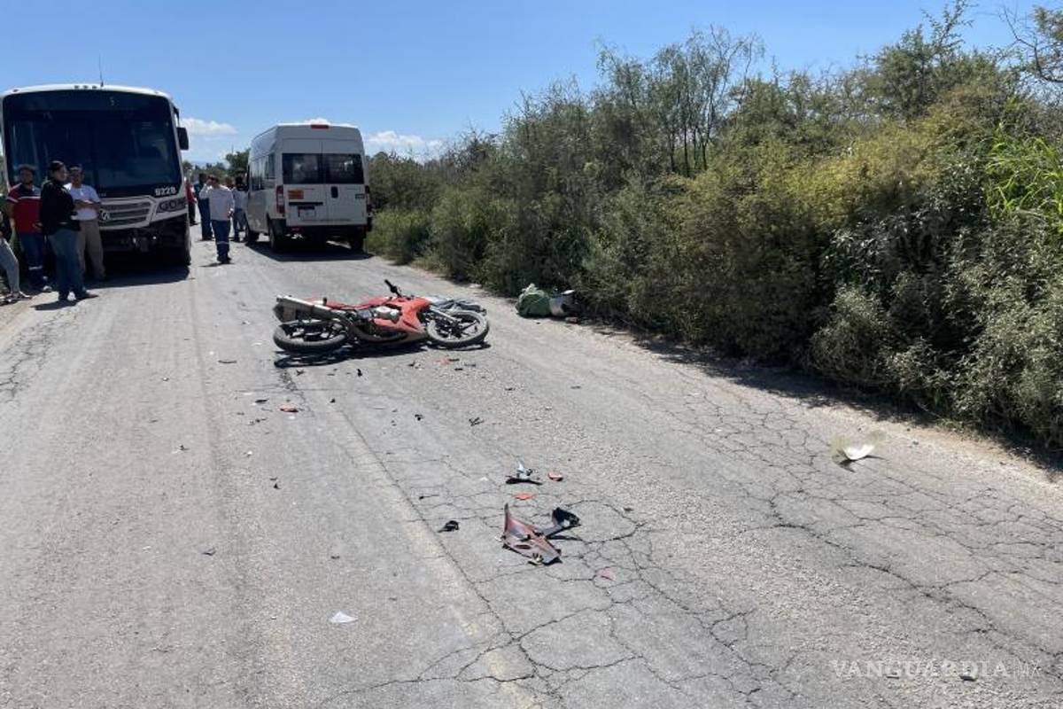 $!La motocicleta en la que viajaban José Alejandro “N” y su primo Ángel Antonio “N” quedó destrozada tras impactar contra un camión de transporte de personal.