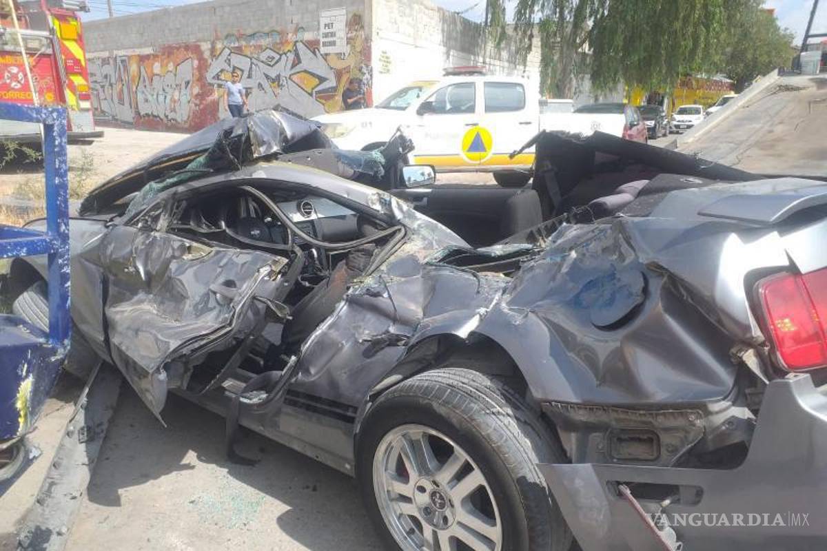 $!El Ford Mustang quedó severamente dañado tras impactar contra una pipa estacionada.