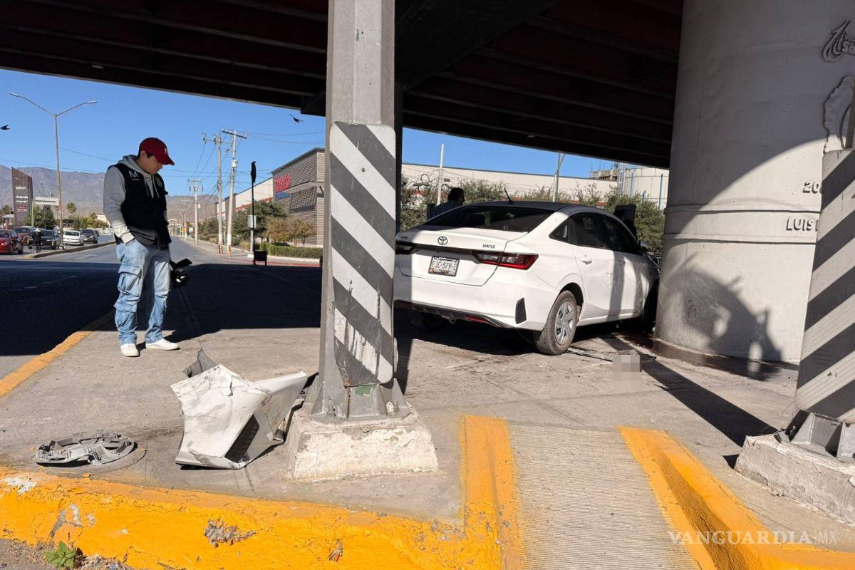 Choca y lo lanza al camellón en Saltillo; ninguno acepta responsabilidad