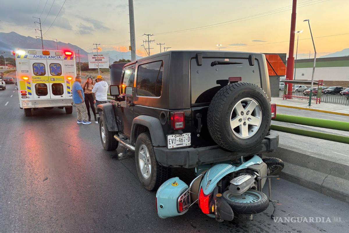 Derrapa moto por aceite derramado y termina debajo de camioneta en Saltillo; madre e hija lesionadas