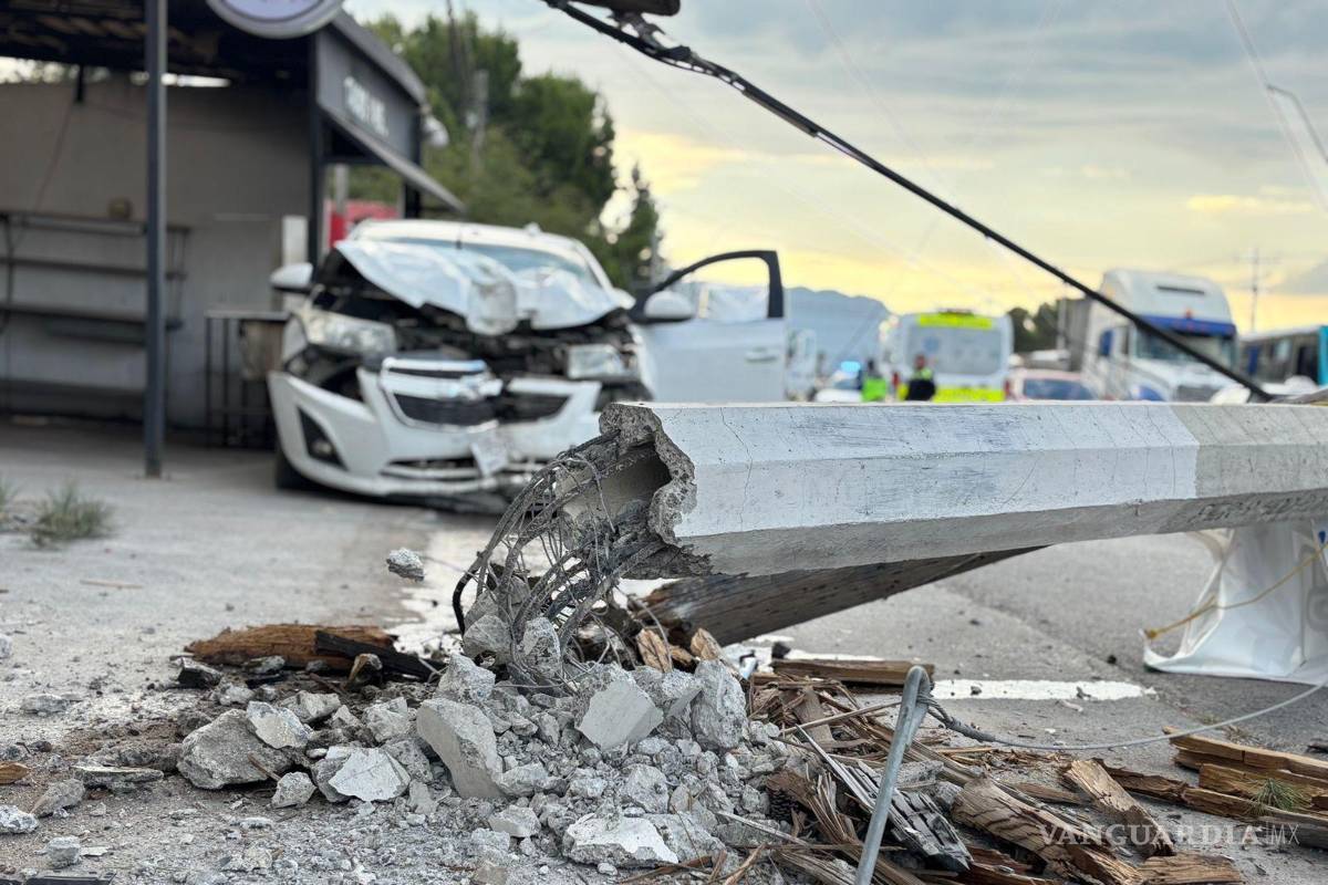 Conductora sufre convulsión al volante y choca en bulevar Jesús Valdés Sánchez, en Saltillo