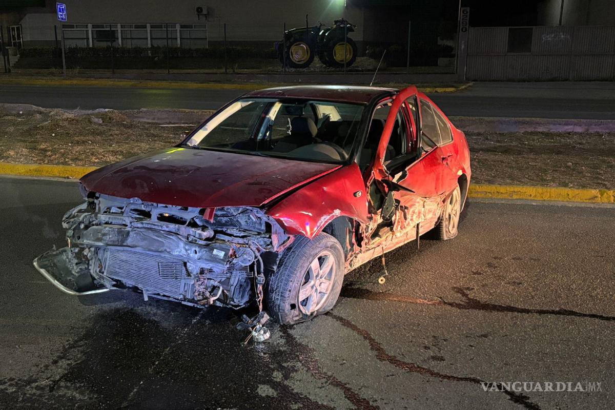 $!Testigos señalaron que varios jóvenes viajaban en el vehículo antes de que se estrellara contra el muro y saliera proyectado hacia el carril lateral.