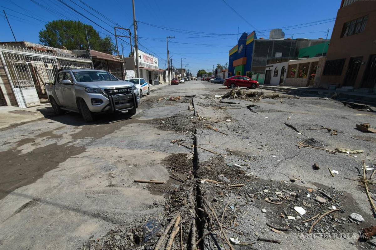 $!Al menos 11 vehículos resultaron dañados en distintos puntos: siete en la calle Ignacio Rayón y cuatro en la colonia González Cepeda. | Foto: Homero Sánchez