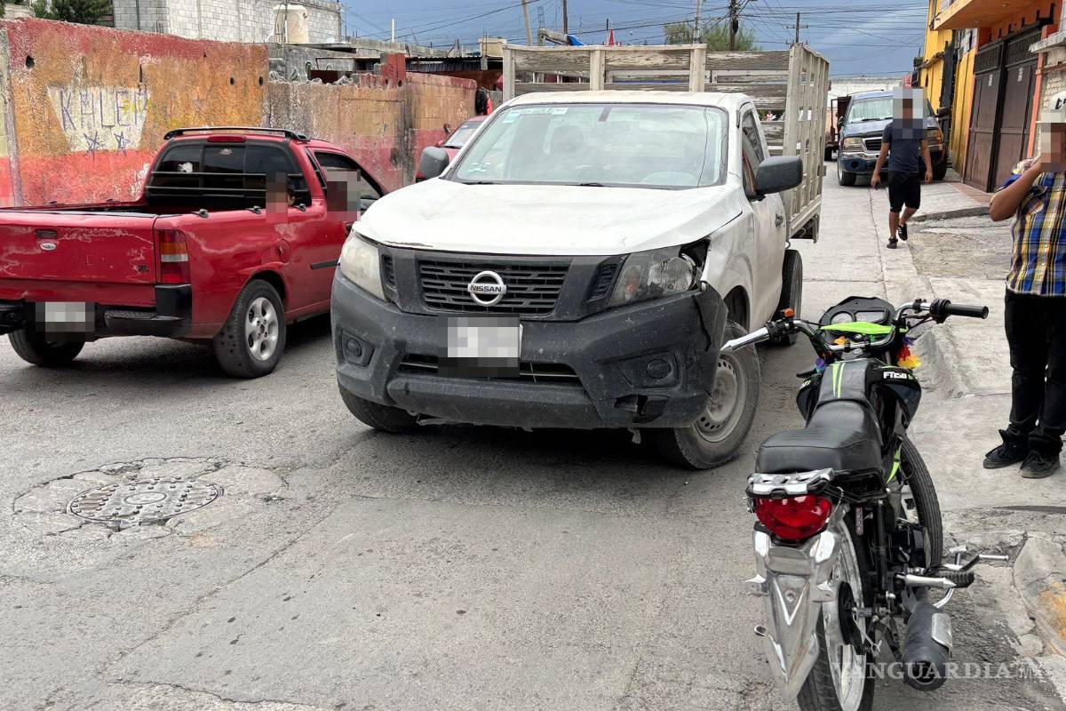 Saltillo: conductor ignora alto y embiste a motociclista; fue detenido