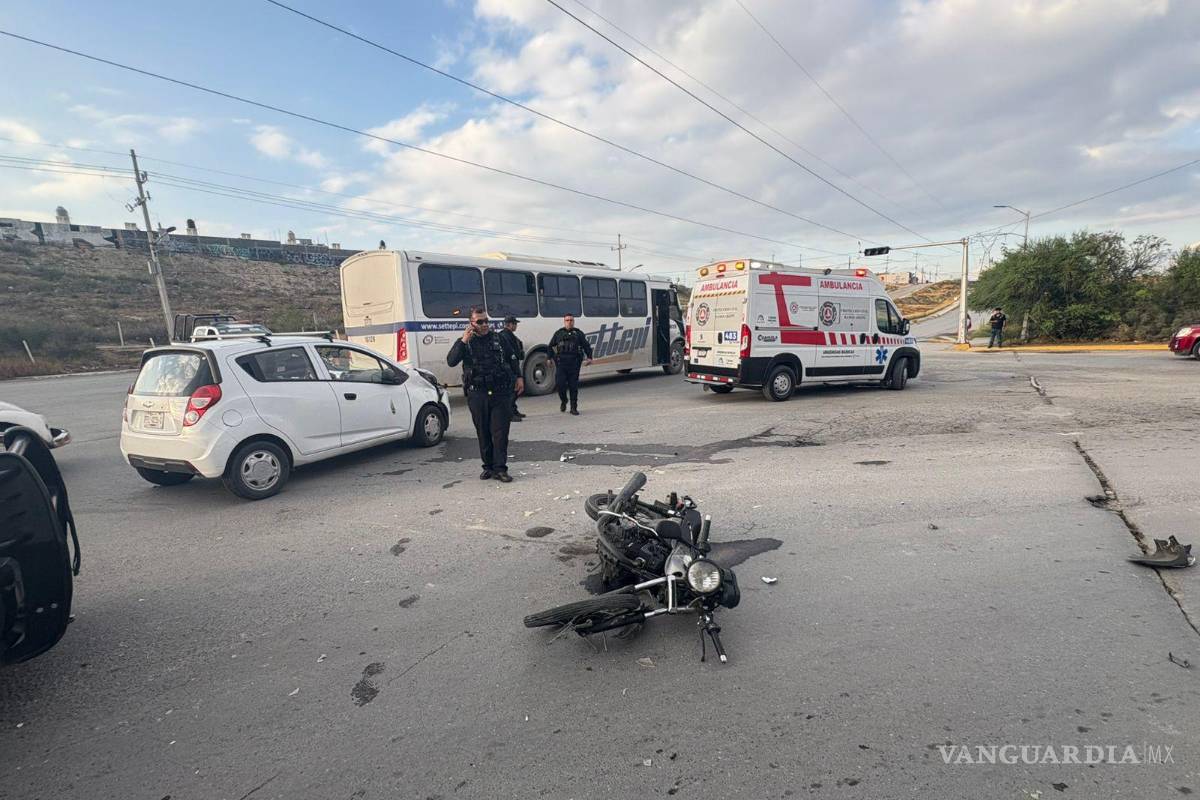 Choque entre moto y auto deja a pareja lesionada en Ramos Arizpe; ambos alegaron tener luz verde