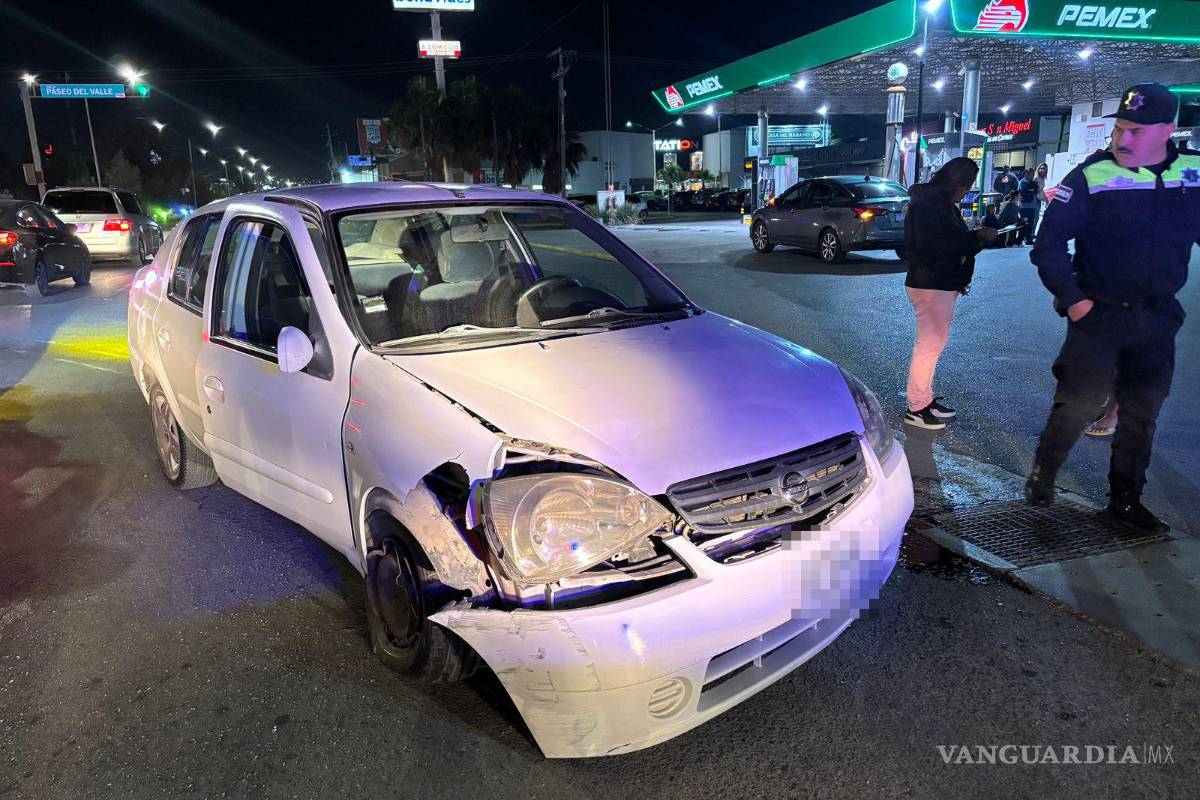 Vuelca tras evitar chocar a un automóvil que se pasa el rojo, al norte de Saltillo