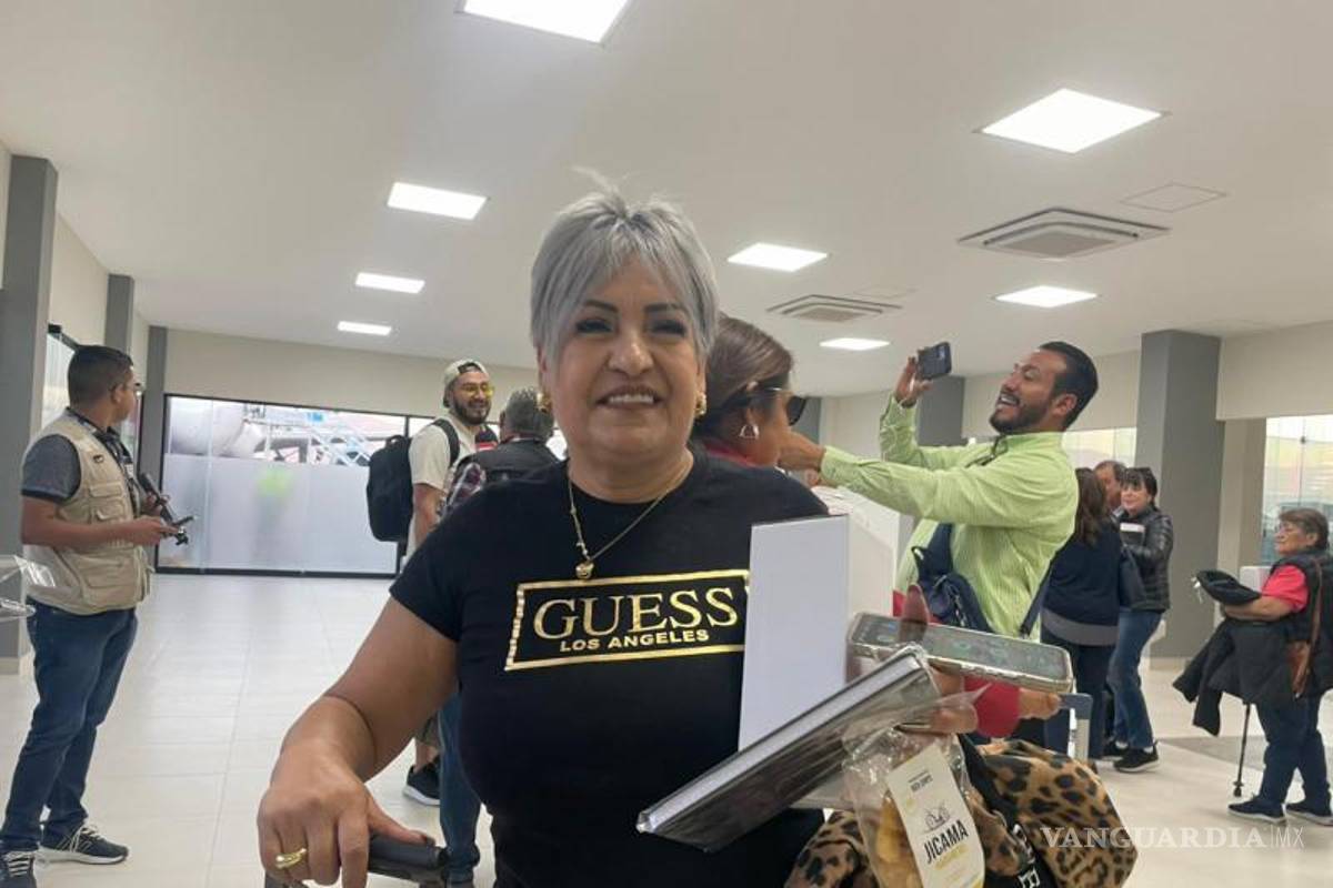 $!Marta Padilla, originaria de Saltillo, celebró la reanudación de los vuelos directos desde la CDMX y destacó la comodidad del AIFA.