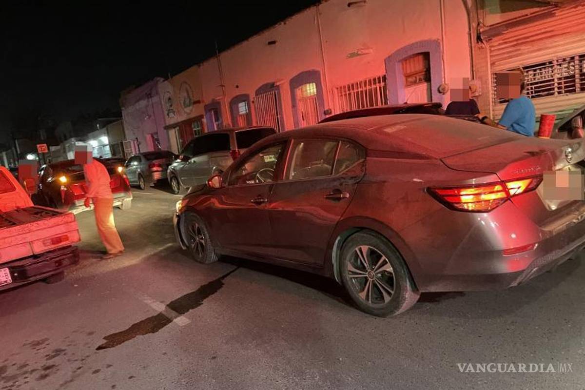 $!Ambos conductores discutieron sobre la responsabilidad del accidente en el cruce de Castelar y Matamoros.