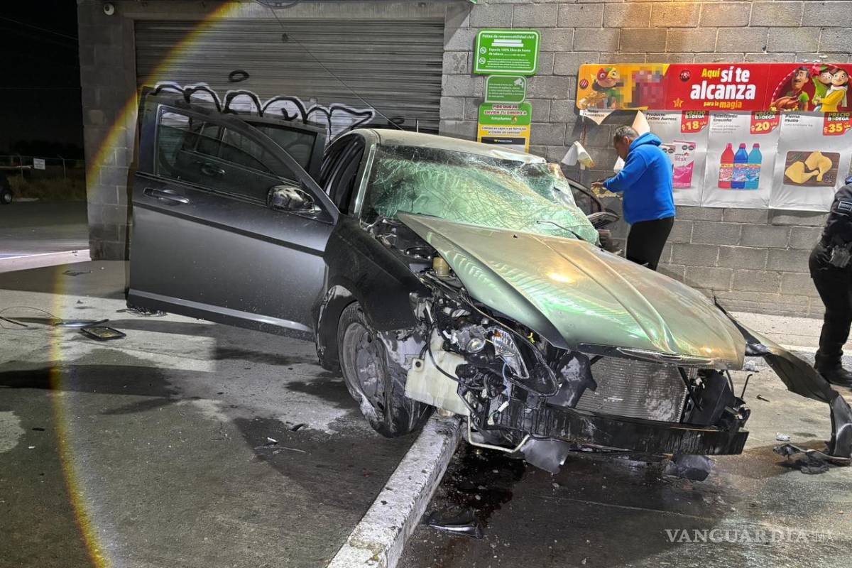 $!La unidad quedó destrozada en la parte frontal luego del impacto en la madrugada.