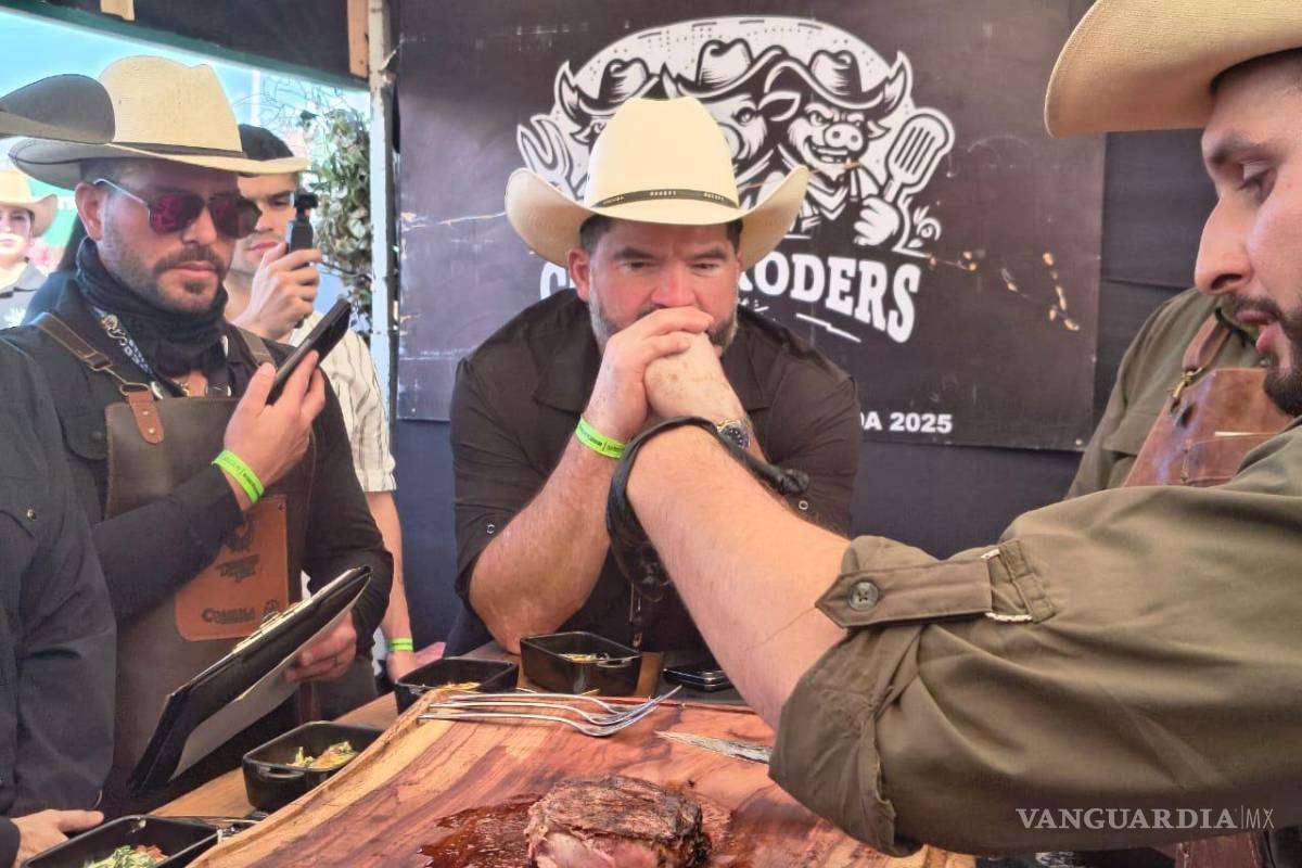 $!El chef Antonio Garza calificando a Cochibroders.