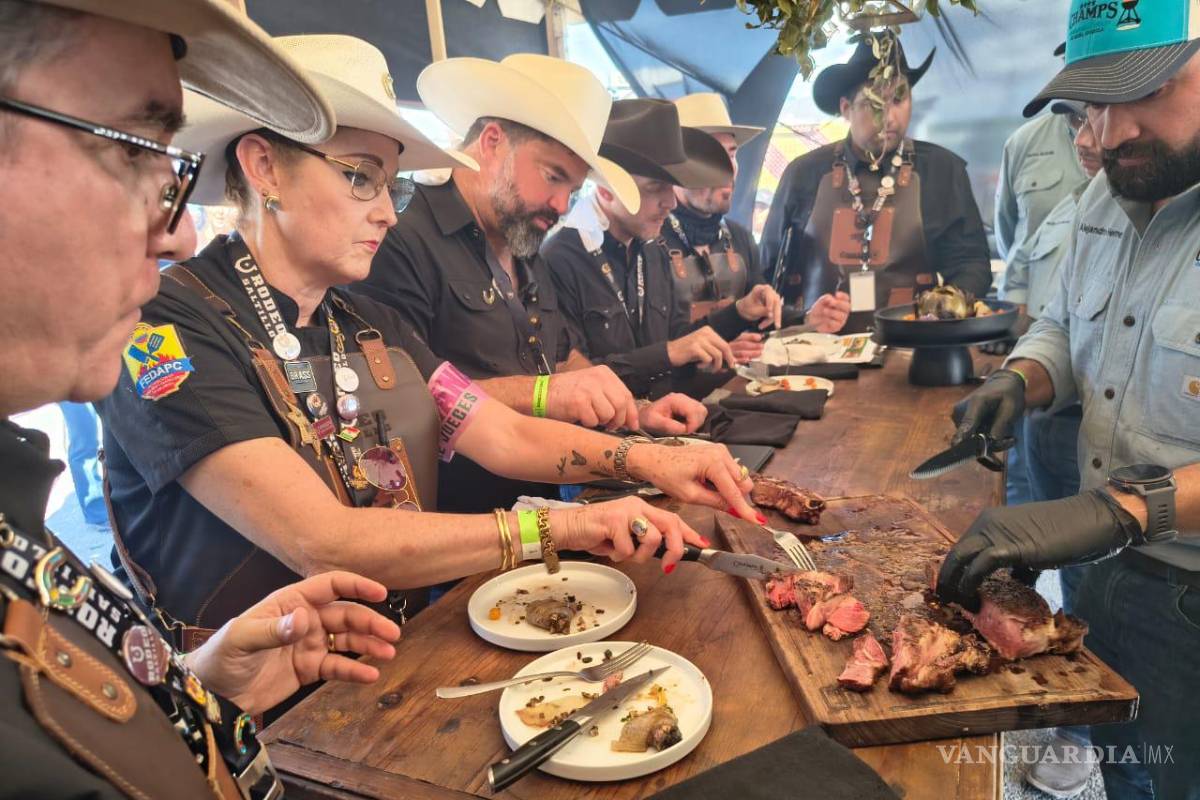 $!Los jueces calificando a cada uno de los equipos participantes.