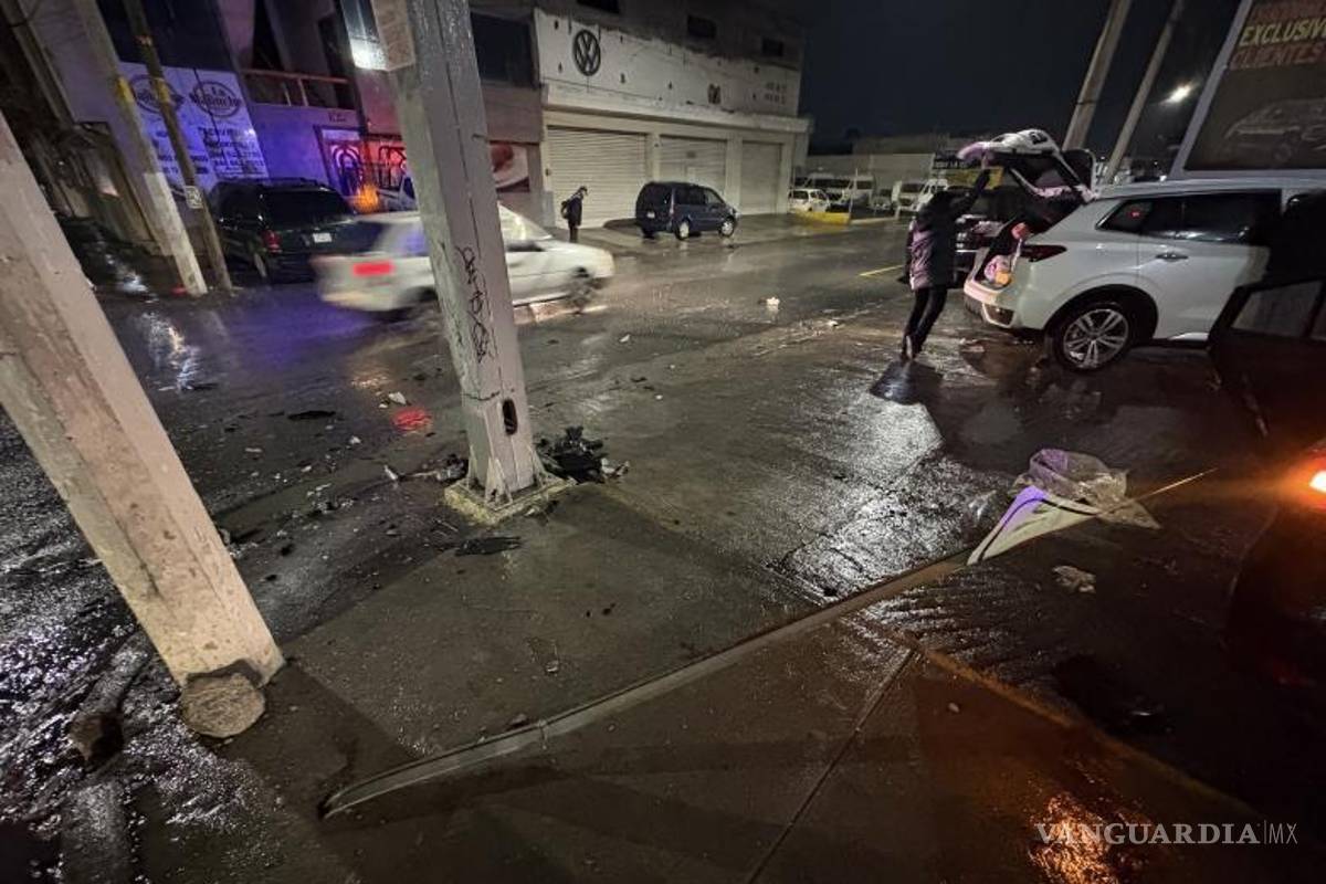 $!El choque derribó una señalización de tránsito y generó afectaciones momentáneas a la vialidad.