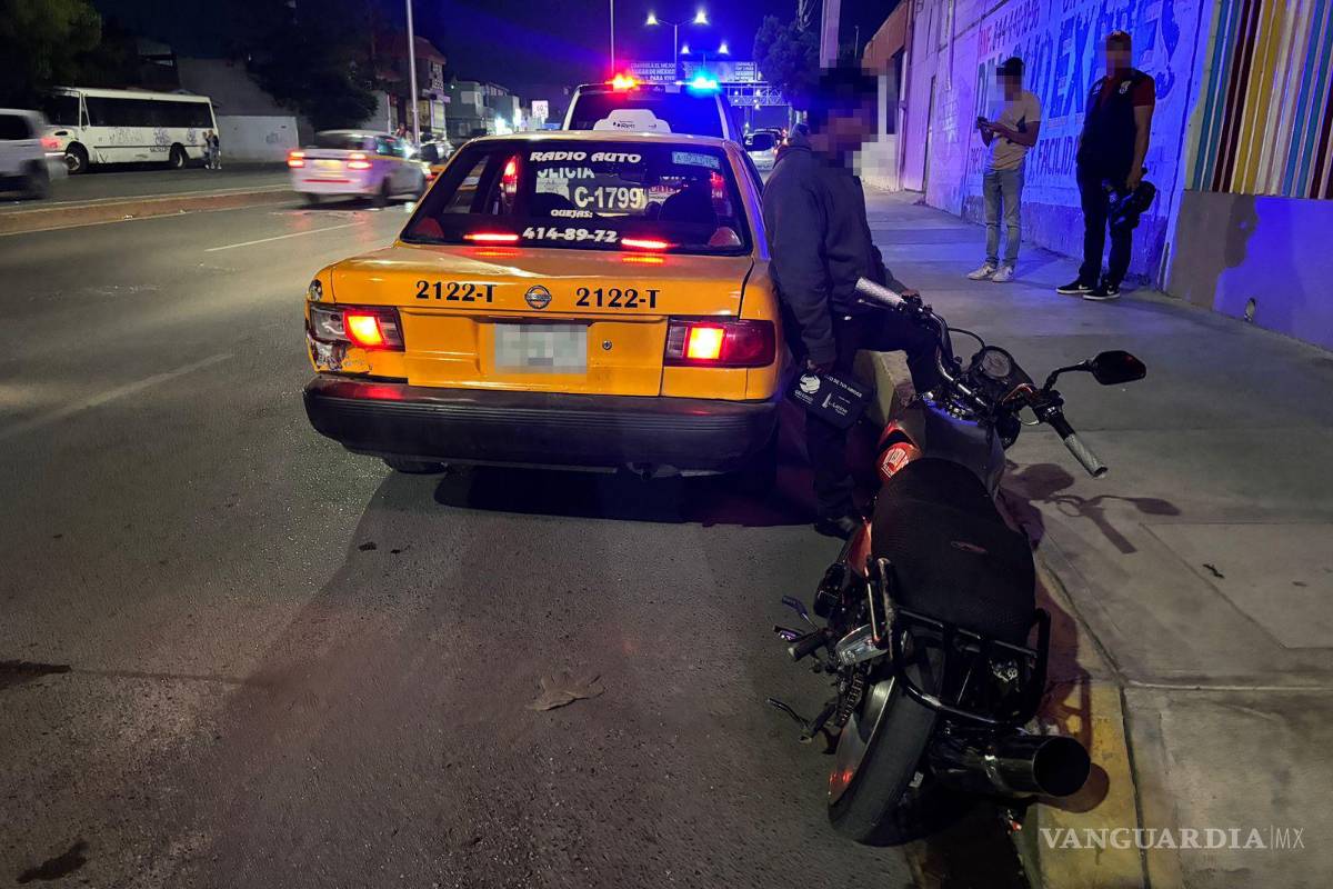 Invade taxi carril y provoca accidente con motociclista en Saltillo; joven sufrió probable fractura