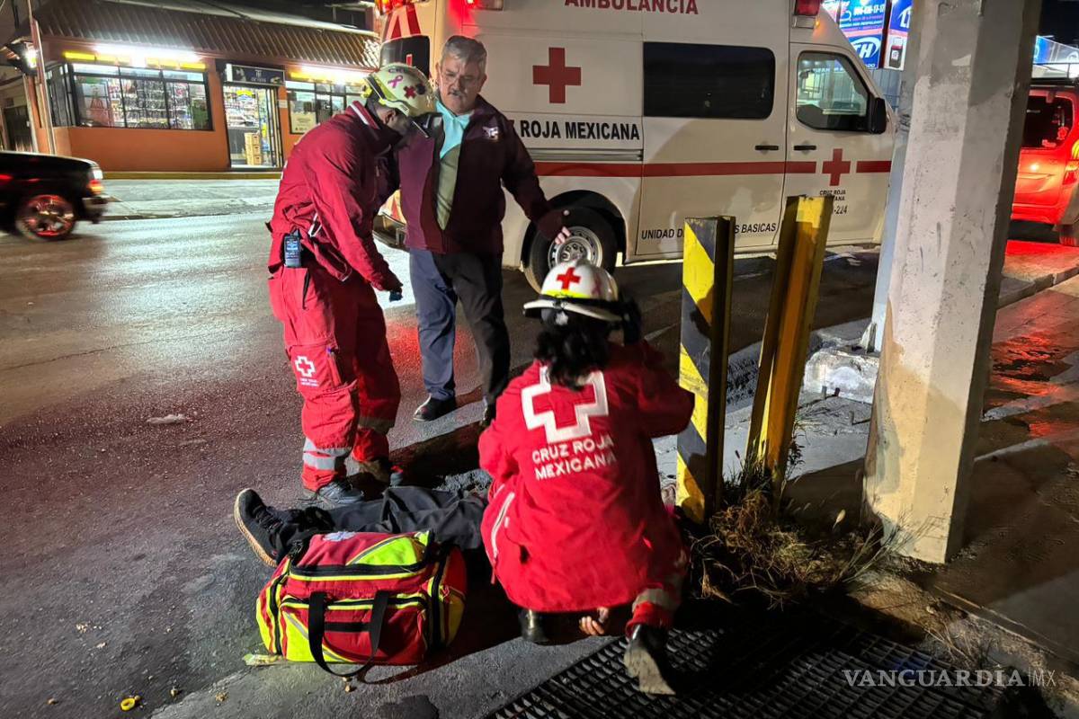 $!Paramédicos de la Cruz Roja atendieron al ciclista tras su caída en la avenida Presidente Cárdenas.