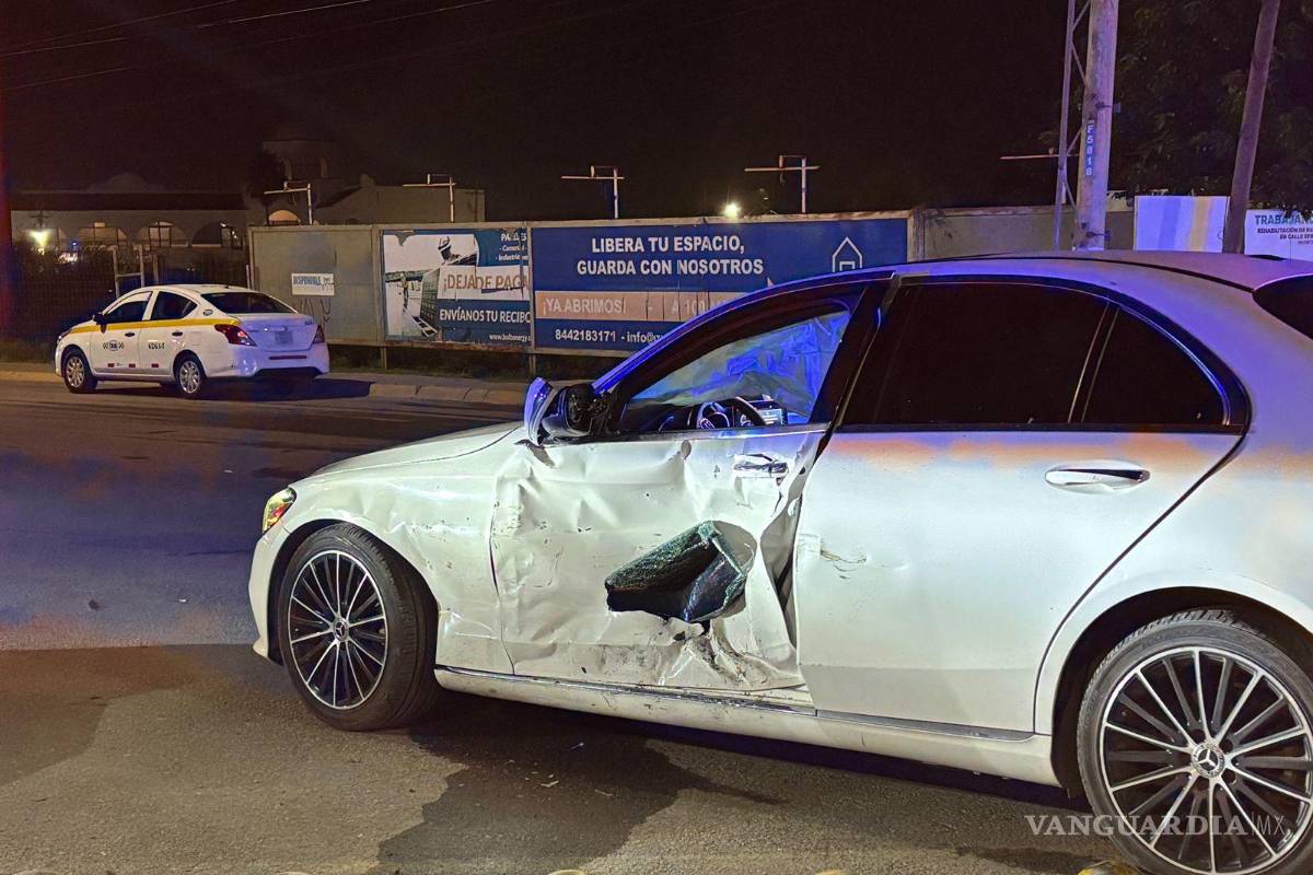 $!El auto Mercedes salió sin precaución y provocó un choque en la colonia Los González.