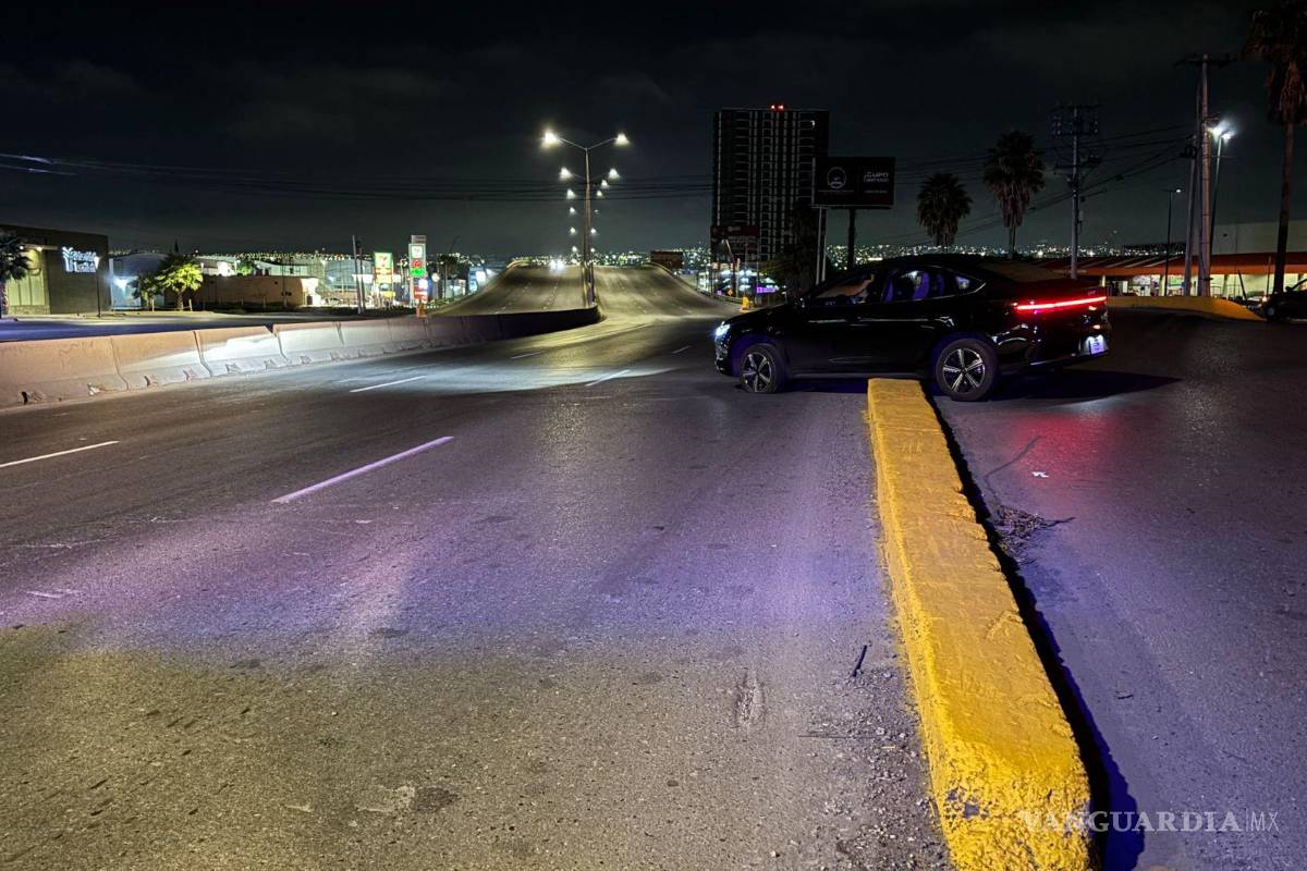 $!Vehículo BYD termina sobre el camellón central tras conducir presuntamente bajo los influjos del alcohol.