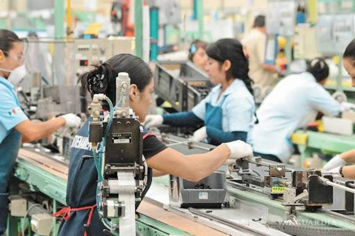 La producción industrial cayó 0.7 por ciento anual en octubre; repunta a nivel mensual: Inegi