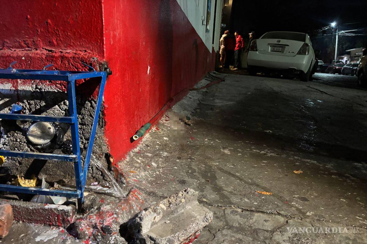 $!La fuga de agua generada por el choque fue controlada por los mismos vecinos del sector.