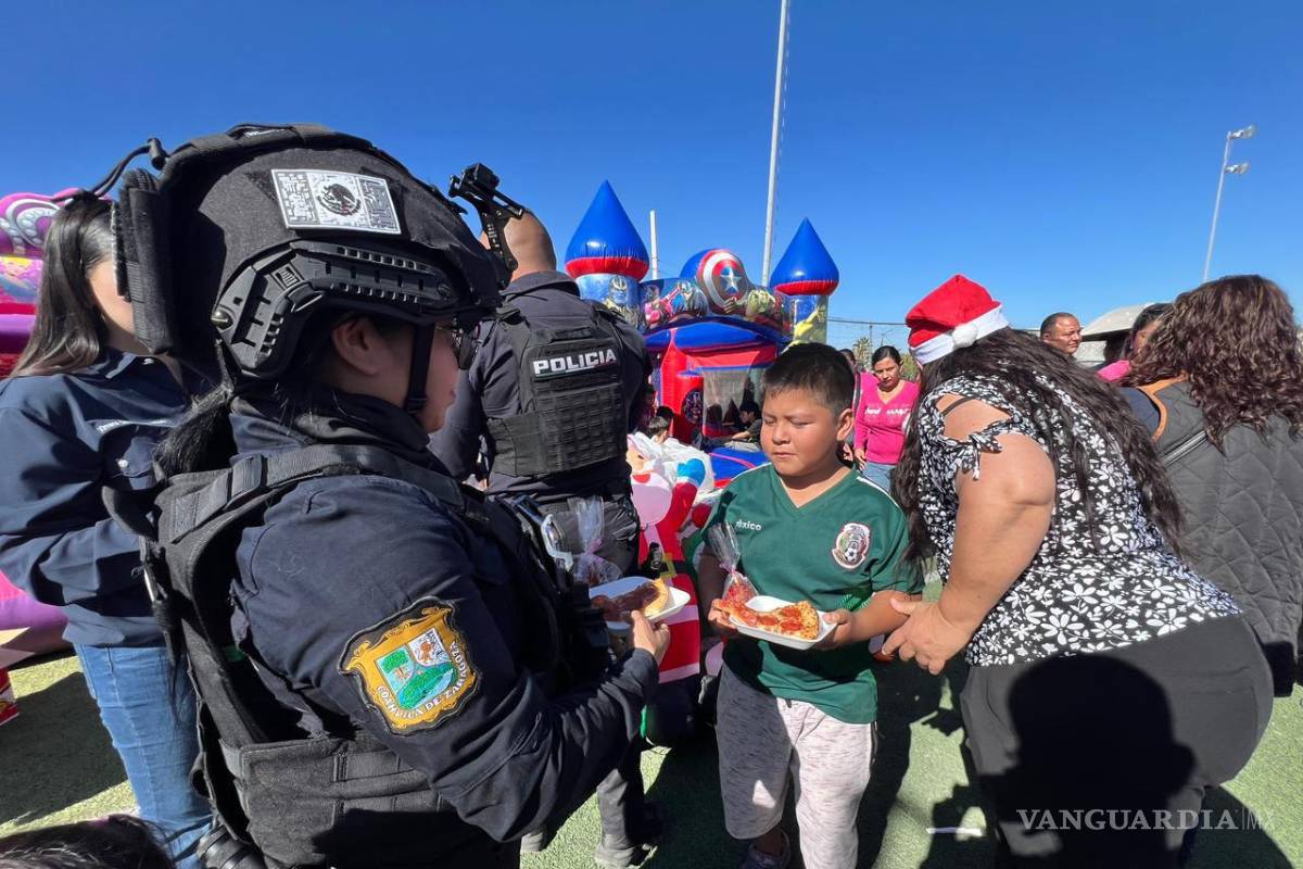 $!Autoridades y policías compartieron alimentos y regalos con los menores.