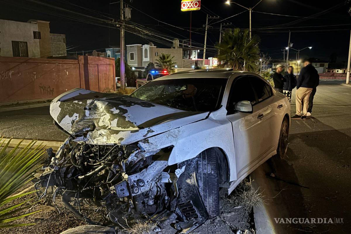 Abandonan auto tras chocar contra transporte de personal y derribar luminaria en la Saltillo 2000