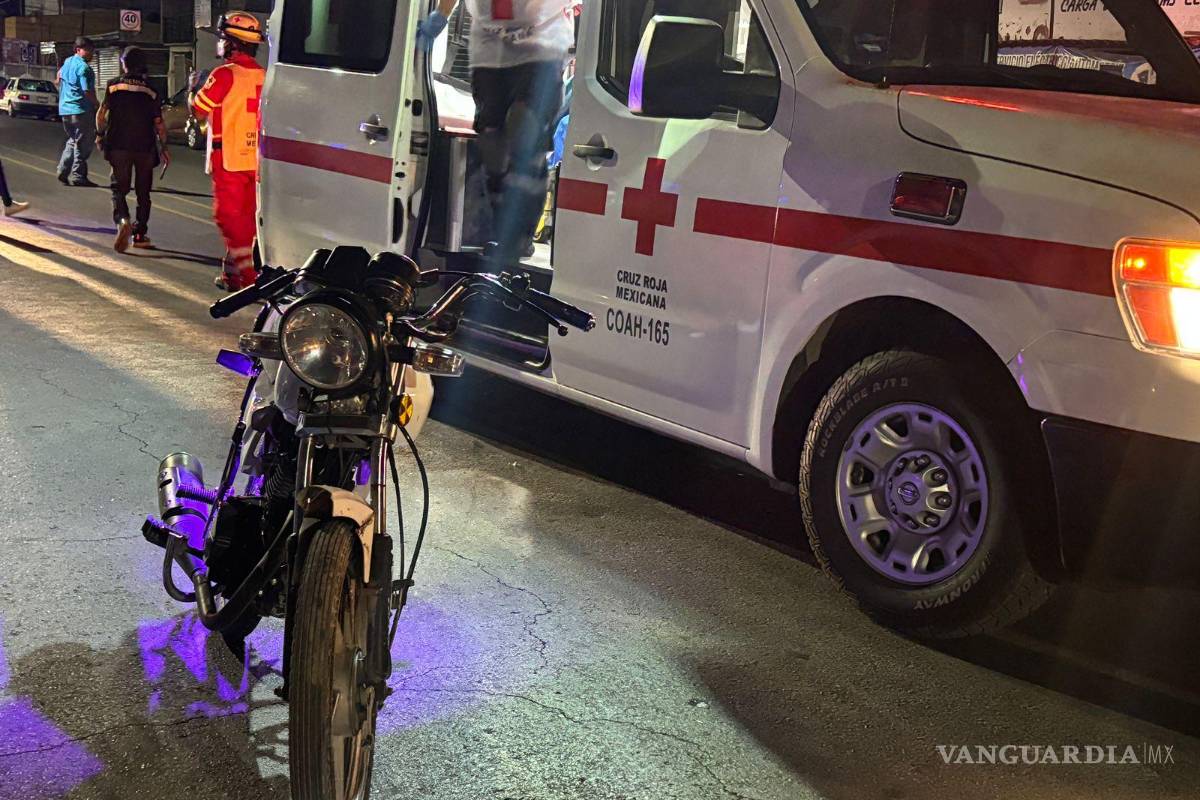 $!La motocicleta quedó tendida sobre la calle Francisco de Urdiñola tras el impacto con el vehículo.