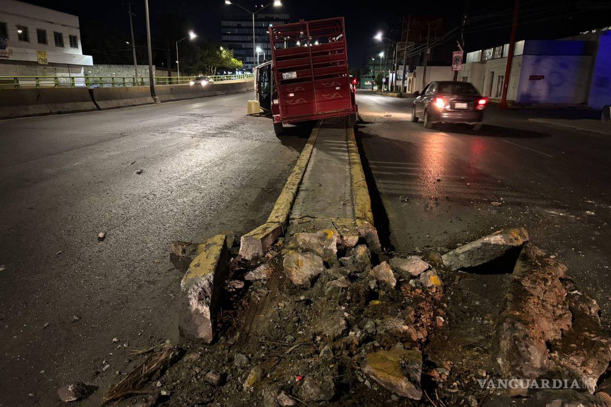 $!La camioneta Chevrolet quedó volcada sobre su costado izquierdo tras impactarse con la base de un puente.