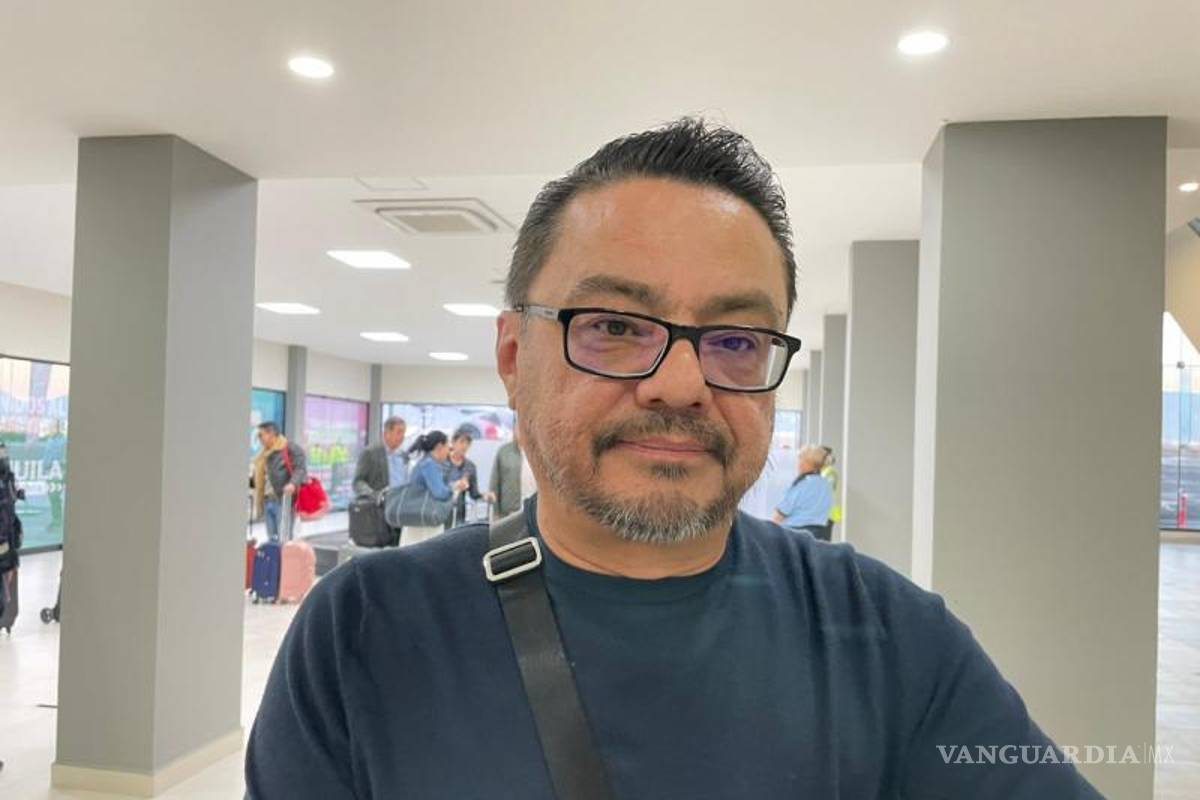 $!Luis Antonio García compartió su satisfacción al ser recibido por familiares al llegar al Aeropuerto Plan de Guadalupe.