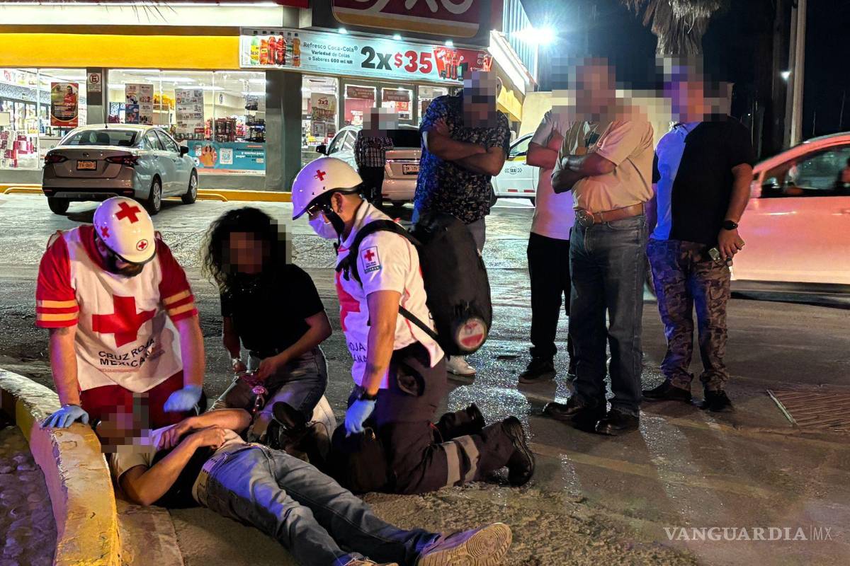 $!Paramédicos de la Cruz Roja atendieron al taxista lesionado en el lugar.