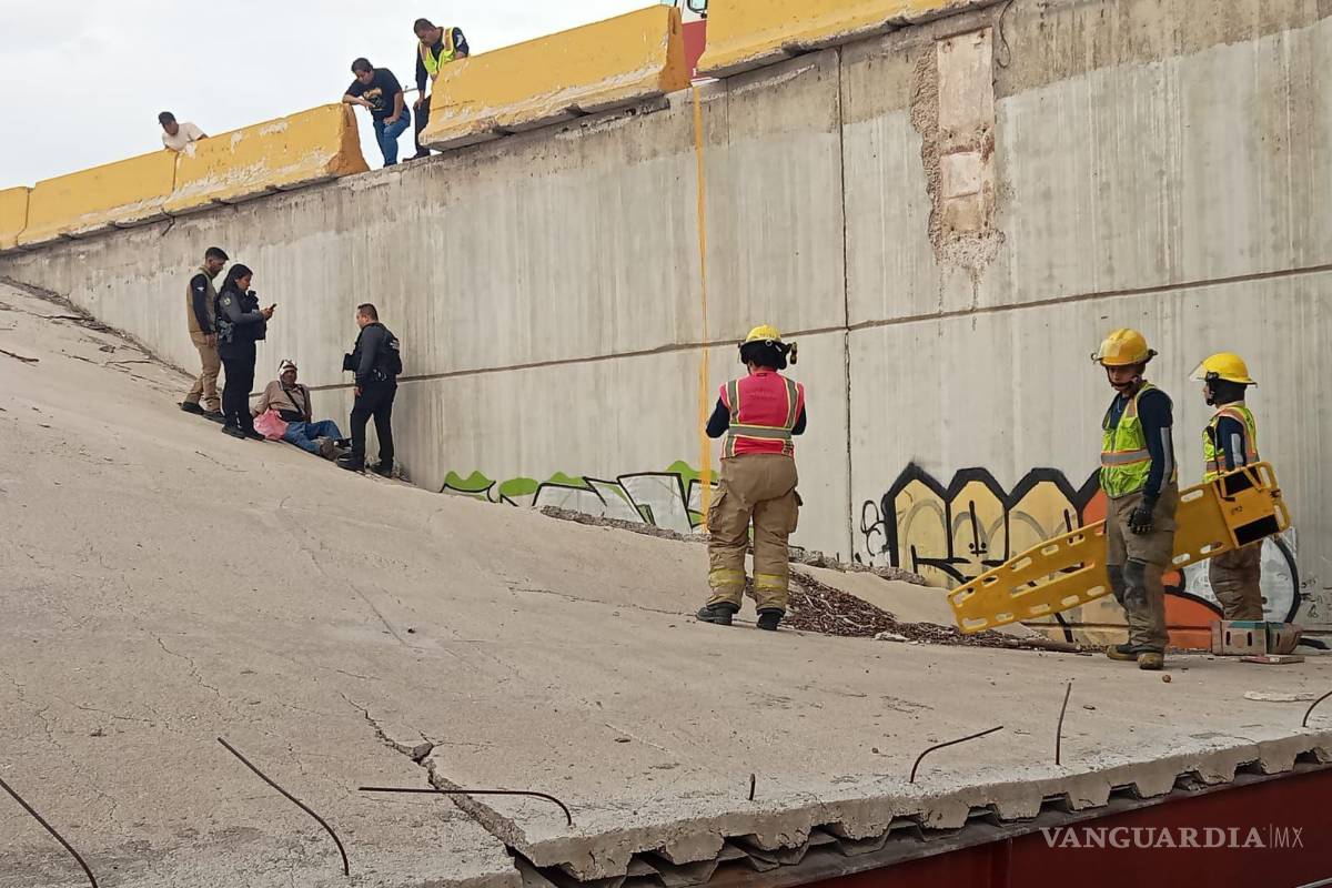 $!Bomberos tuvieron que realizar maniobras de rescate para poner al adulto mayor a salvo.