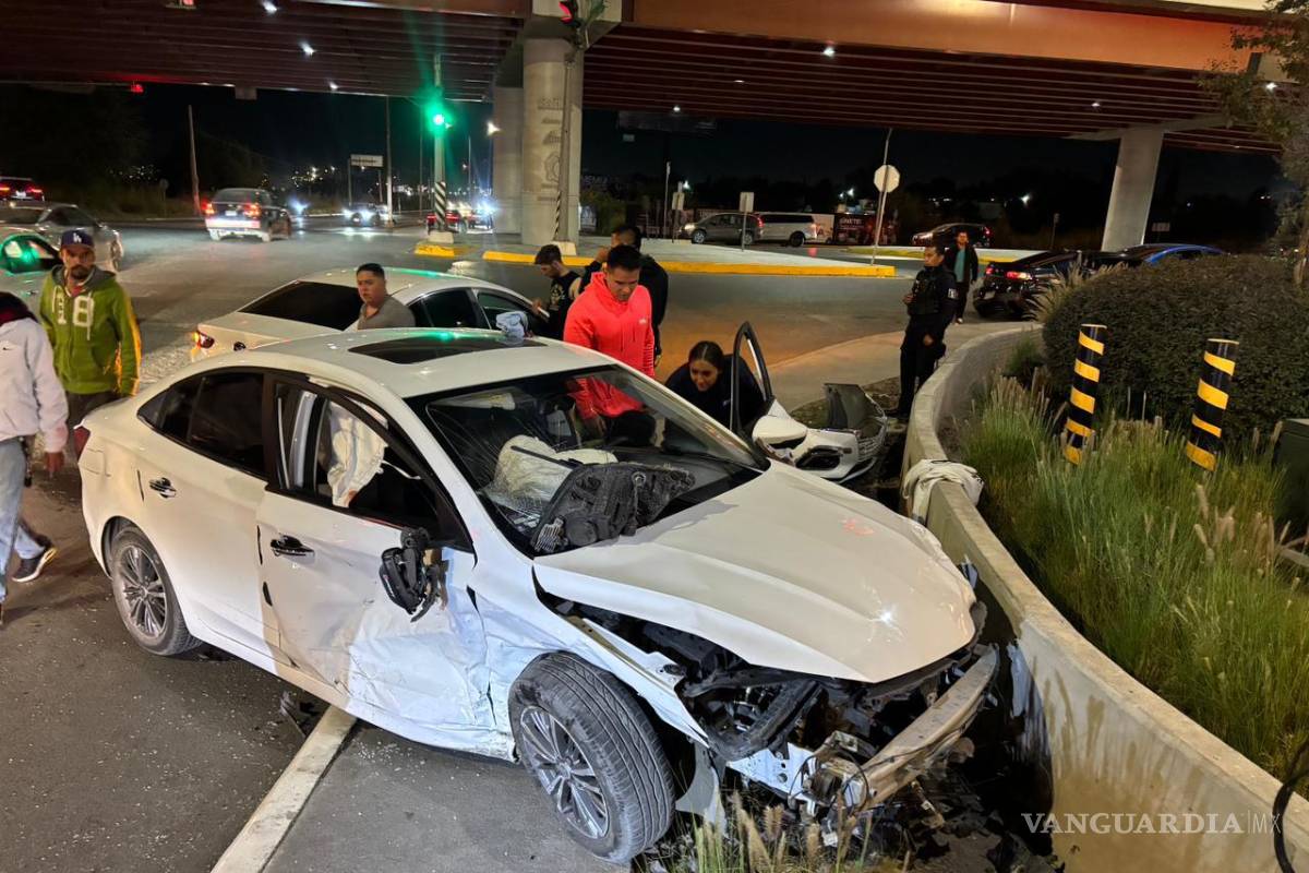 Saltillo: no respeta ‘alto’, provoca accidente y termina con su lujoso auto destrozado