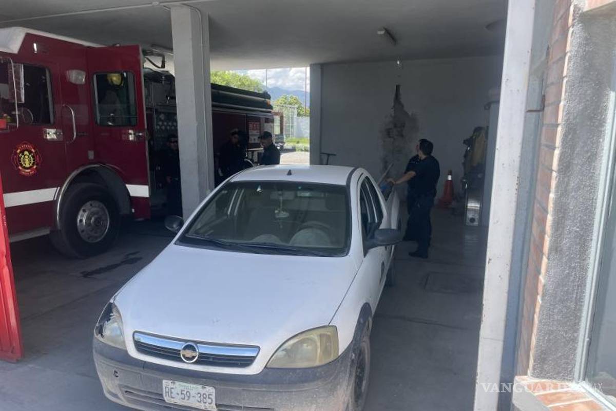 $!Familiares del joven intentaron auxiliarlo y trasladaron el cuerpo en una camioneta hasta la estación sur de bomberos.