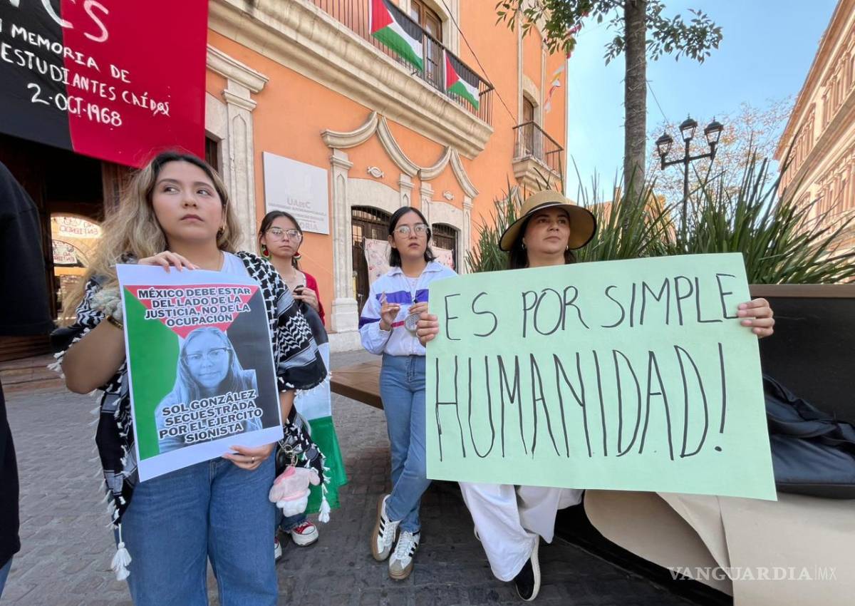 Se manifiestan en Saltillo por connacionales en flotilla humanitaria