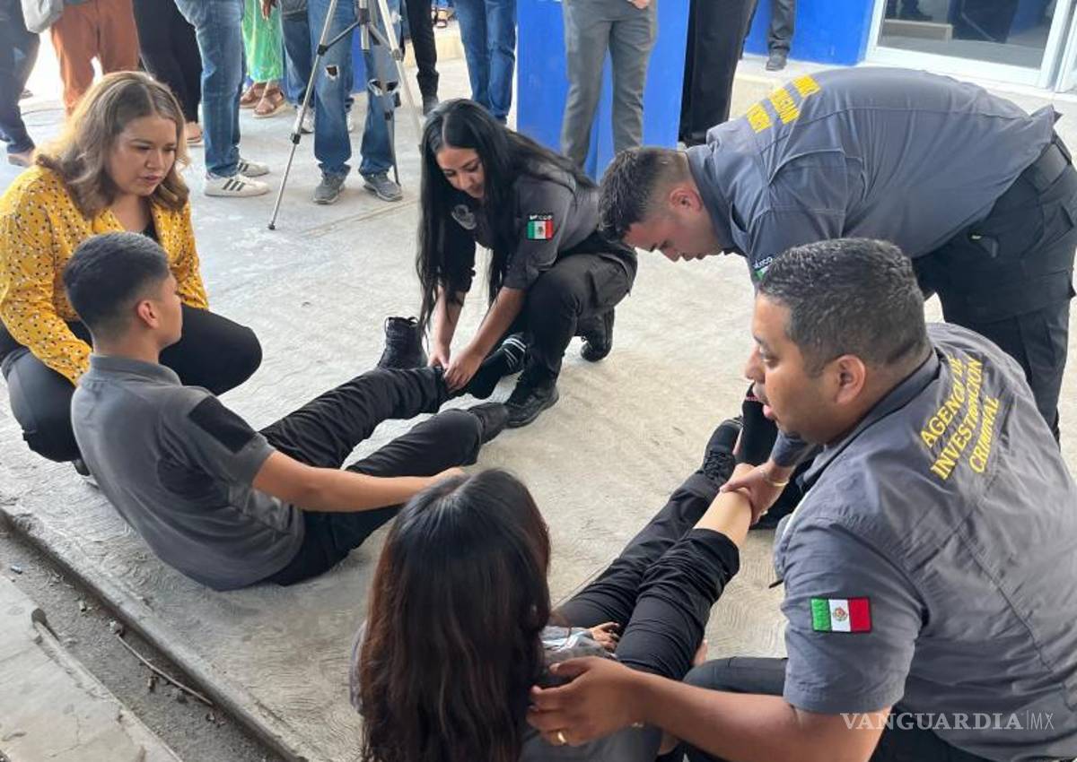 $!Un agente atiende a una “víctima” durante el ejercicio preventivo.