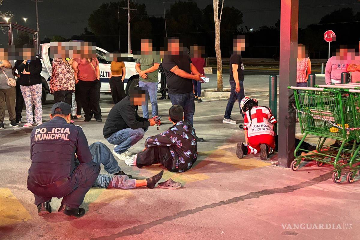 $!Elementos de Tránsito Municipal acudieron al estacionamiento de la plaza comercial tras el reporte del accidente.