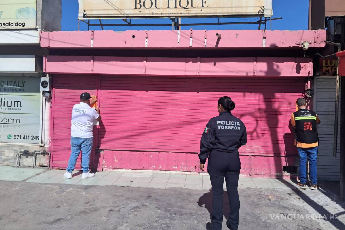 $!Inspectores municipales colocan los sellos de clausura tras detectar irregularidades en el establecimiento.