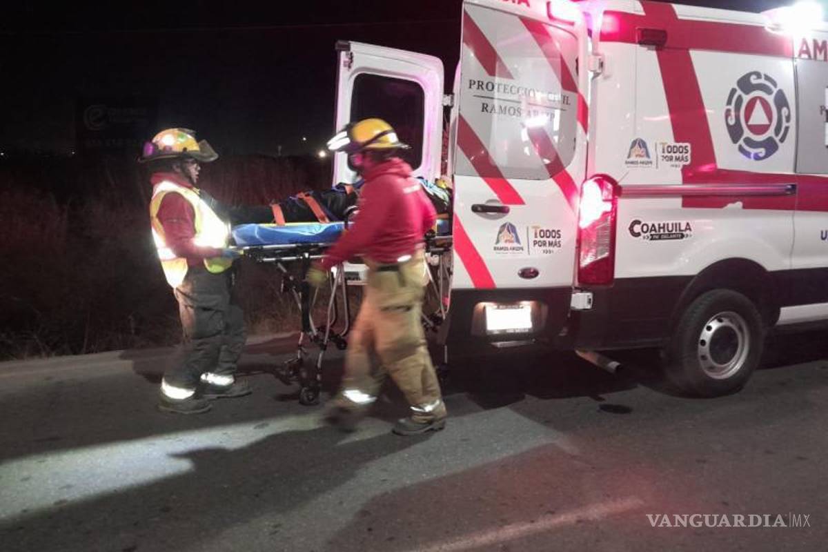 $!El conductor fue trasladado de urgencia al Hospital General de Saltillo, donde perdió la vida minutos después.