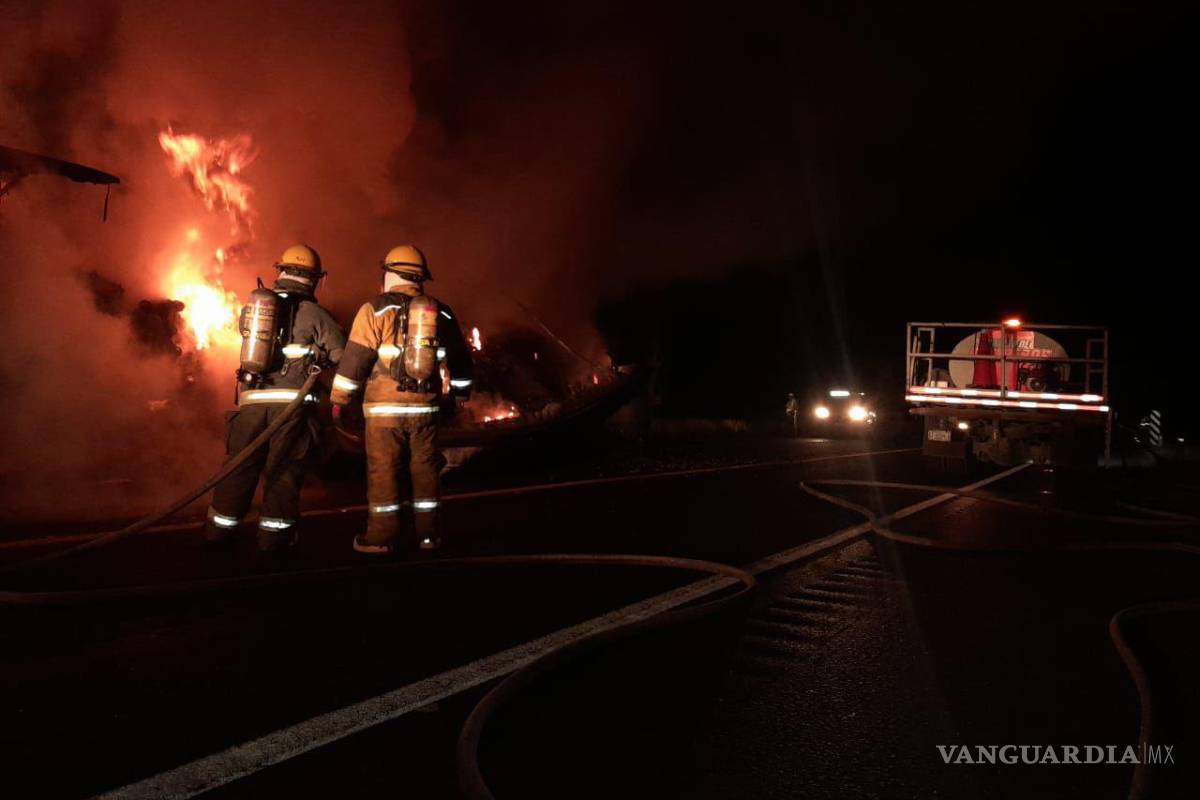 $!Bomberos de Ramos Arizpe sofocaron el incendio en la caja del tráiler cargado con limón y piña.