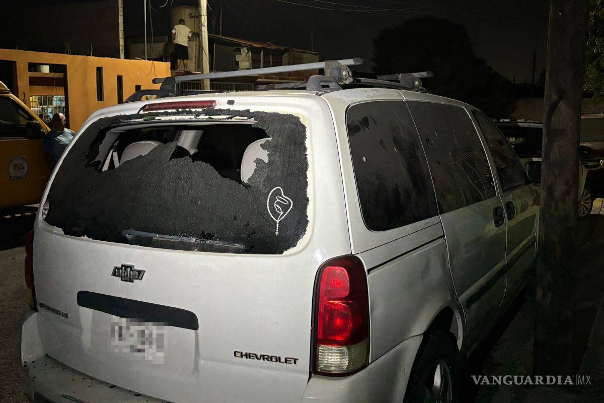 $!Piedras y pedazos de concreto lanzados durante la riña provocaron daños a varios automóviles estacionados.
