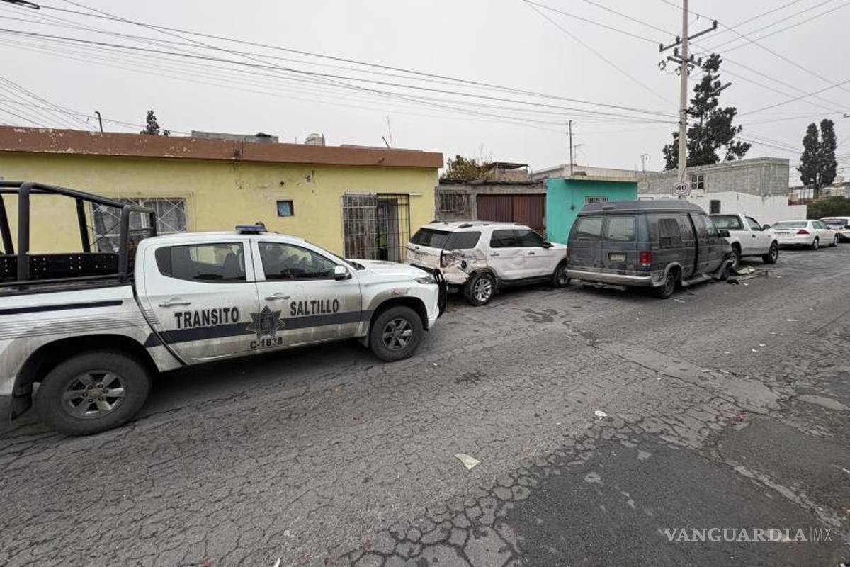 $!Elementos de Tránsito Municipal acudieron al sitio para tomar conocimiento del accidente y realizar el peritaje correspondiente.